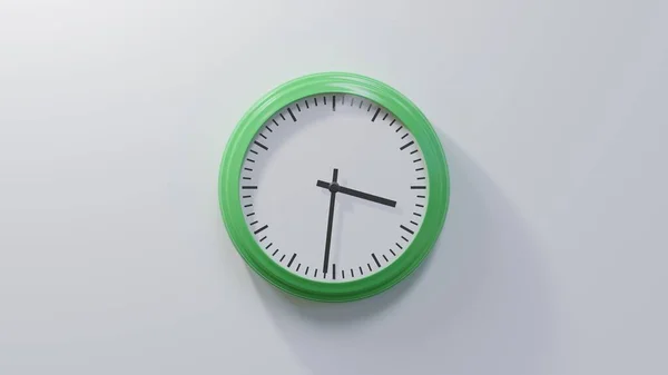 Glanzende Groene Klok Een Witte Muur Eenendertig Drie Tijd — Stockfoto