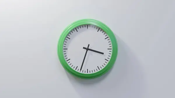 Reloj Verde Brillante Una Pared Blanca Las Tres Treinta Tres —  Fotos de Stock