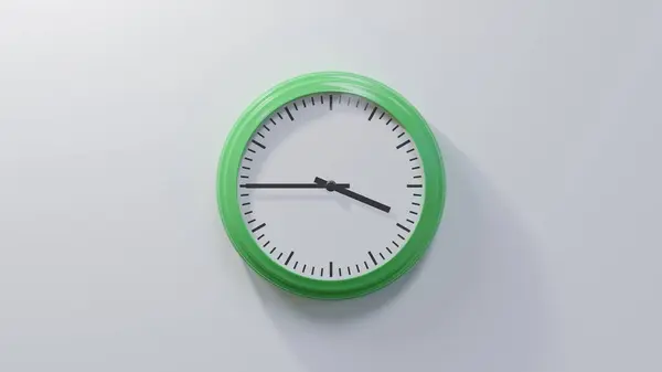 Horloge Verte Brillante Sur Mur Blanc Quatre Heures Quart Est — Photo