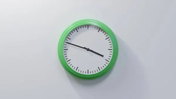 Reloj Verde Brillante Una Pared Blanca Las Tres Cuarenta Ocho —  Fotos de Stock