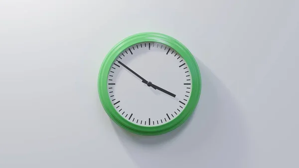 Reloj Verde Brillante Una Pared Blanca Las Tres Cincuenta Hora — Foto de Stock