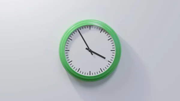 Reloj Verde Brillante Una Pared Blanca Cinco Cuatro Hora —  Fotos de Stock