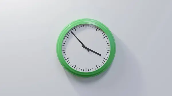 下午3点53分 白墙上的一个光滑的绿色时钟 时间是03 53或15 — 图库照片