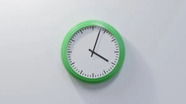 Reloj Verde Brillante Una Pared Blanca Las Cuatro Tres Hora — Foto de Stock