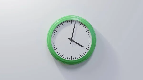 Reloj Verde Brillante Una Pared Blanca Las Cuatro Dos Hora — Foto de Stock