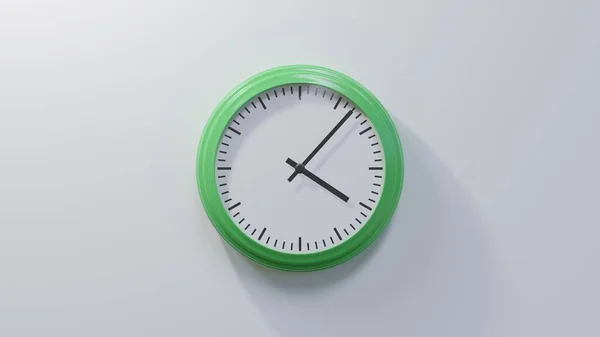 Reloj Verde Brillante Una Pared Blanca Las Cuatro Siete Hora —  Fotos de Stock