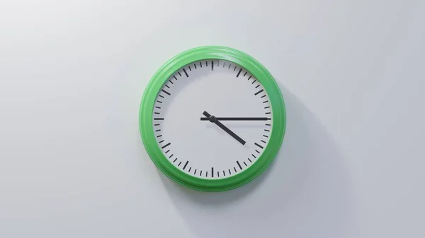 Γυαλιστερό Πράσινο Ρολόι Λευκό Τοίχο Στις Τέσσερις Και Τέταρτο Ώρα — Φωτογραφία Αρχείου