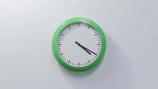 Reloj Verde Brillante Una Pared Blanca Las Cuatro Veinte Hora —  Fotos de Stock