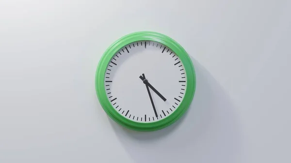 Orologio Verde Lucido Muro Bianco Alle Quattro Ventisette Tempo — Foto Stock