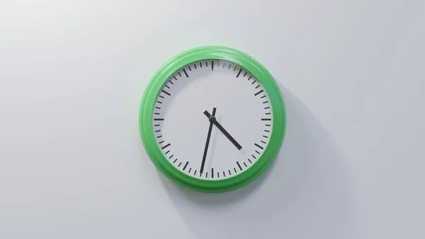 Reloj Verde Brillante Una Pared Blanca Las Cuatro Treinta Dos — Foto de Stock