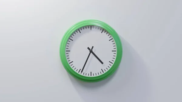 Glanzende Groene Klok Een Witte Muur Vier Tijd — Stockfoto