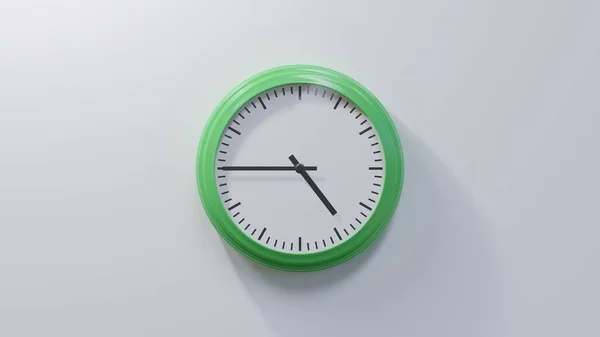 Beşe Çeyrek Kala Beyaz Bir Duvarda Parlak Yeşil Bir Saat — Stok fotoğraf
