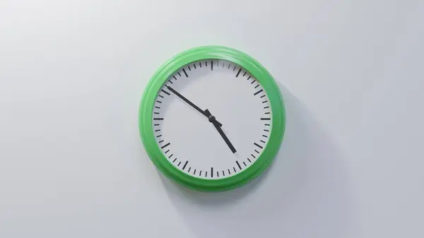 Reloj Verde Brillante Una Pared Blanca Las Cuatro Cincuenta Hora —  Fotos de Stock