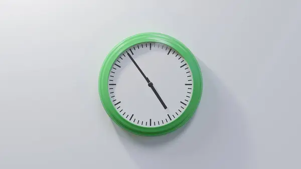 Relógio Verde Brilhante Numa Parede Branca Quatro Tempo — Fotografia de Stock