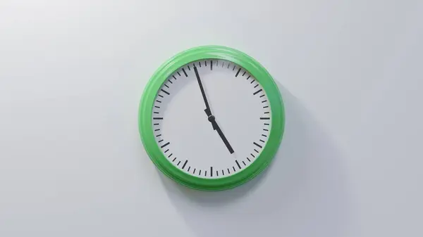 Reloj Verde Brillante Una Pared Blanca Las Cuatro Cincuenta Siete — Foto de Stock