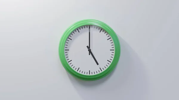 Glänzend Grüne Uhr Einer Weißen Wand Fünf Uhr Ist Oder — Stockfoto