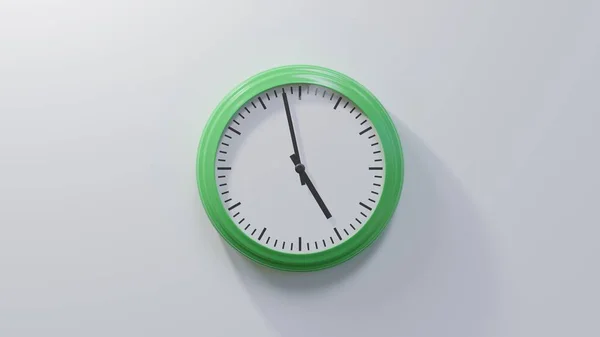 Reloj Verde Brillante Una Pared Blanca Las Cuatro Cincuenta Ocho —  Fotos de Stock