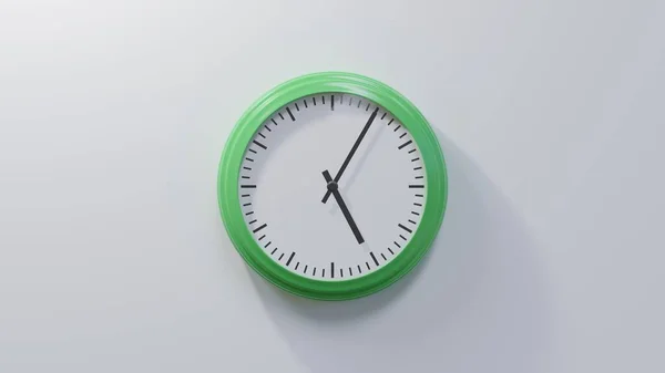 Reloj Verde Brillante Una Pared Blanca Las Cinco Cinco Hora — Foto de Stock