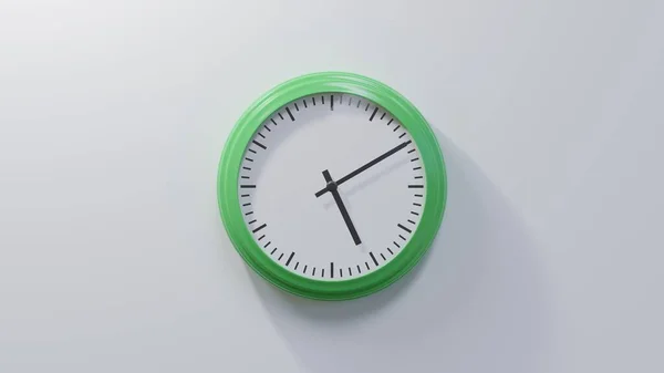 Reloj Verde Brillante Una Pared Blanca Las Cinco Diez Hora —  Fotos de Stock