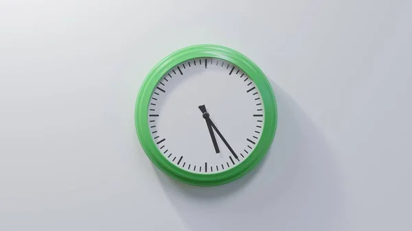 Błyszczący Zielony Zegar Białej Ścianie Piątej Jest Lub — Zdjęcie stockowe