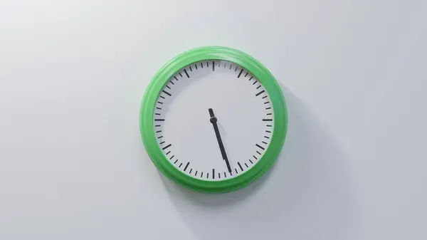 Reloj Verde Brillante Una Pared Blanca Las Veintisiete Cinco Hora —  Fotos de Stock