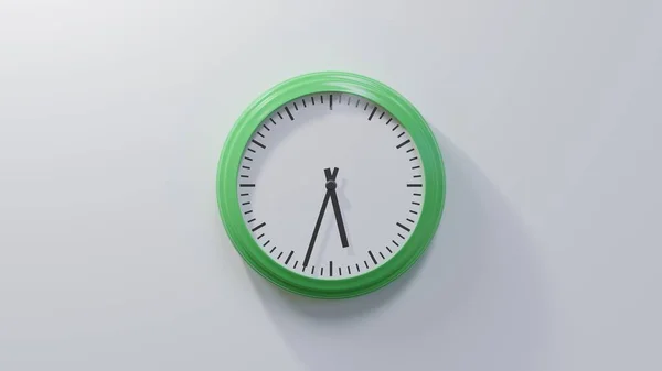 Horloge Verte Brillante Sur Mur Blanc Trente Trois Heures Cinq — Photo