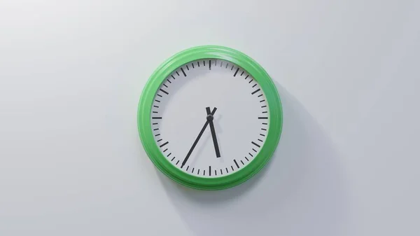 Glänzend Grüne Uhr Einer Weißen Wand Fünfunddreißig Nach Fünf Ist — Stockfoto