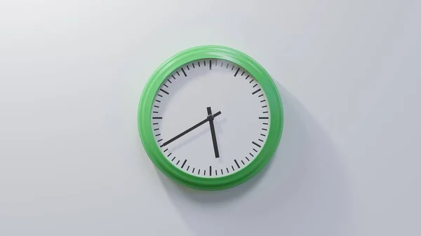 白い壁に光沢のある緑の時計は20から6時 時間は05 40または17 40です — ストック写真