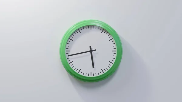 Orologio Verde Lucido Muro Bianco Alle Cinque Quarantatré Tempo — Foto Stock