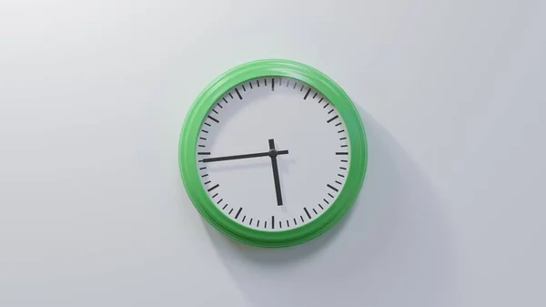 Glänzend Grüne Uhr Einer Weißen Wand Vierundvierzig Nach Fünf Ist — Stockfoto