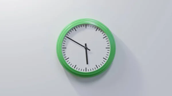 Глянцевые Зеленые Часы Белой Стене Десяти Шесть Время — стоковое фото