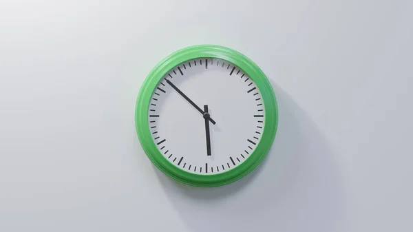 Glänzend Grüne Uhr Einer Weißen Wand Zweiundfünfzig Nach Fünf Ist — Stockfoto