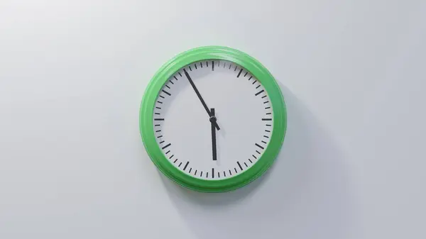 Reloj Verde Brillante Una Pared Blanca Cinco Seis Hora — Foto de Stock