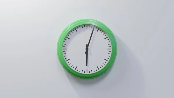 Reloj Verde Brillante Una Pared Blanca Las Seis Tres Hora —  Fotos de Stock