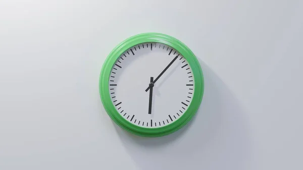 Γυαλιστερό Πράσινο Ρολόι Λευκό Τοίχο Στις Έξι Και Επτά Ώρα — Φωτογραφία Αρχείου