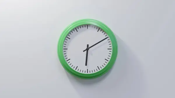 Reloj Verde Brillante Una Pared Blanca Las Seis Diez Hora — Foto de Stock