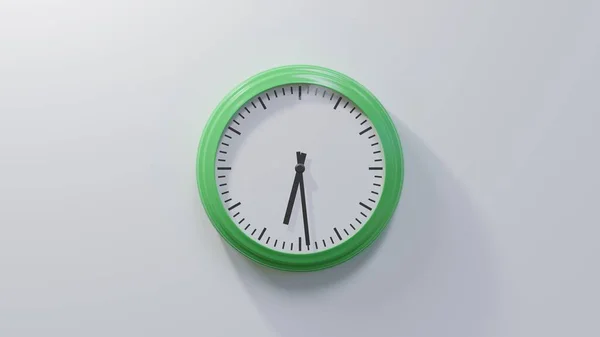 Glänzend Grüne Uhr Einer Weißen Wand Neunundzwanzig Nach Sechs Ist — Stockfoto