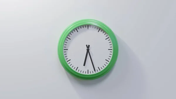 Reloj Verde Brillante Una Pared Blanca Las Seis Veintisiete Hora —  Fotos de Stock