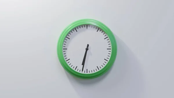 Horloge Verte Brillante Sur Mur Blanc Six Heures Trente Deux — Photo