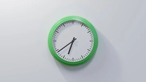 39過去6で白い壁に光沢のある緑の時計 時間は06 39または18 39です — ストック写真