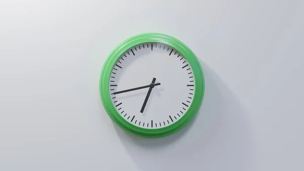 Orologio Verde Lucido Muro Bianco Alle Sei Quarantatré Tempo — Foto Stock