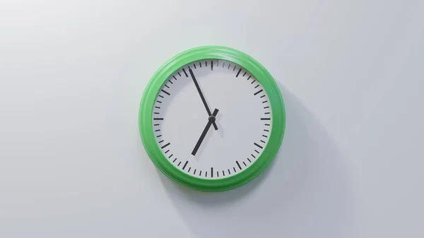 Glänzend Grüne Uhr Einer Weißen Wand Sechsundfünfzig Nach Sechs Ist — Stockfoto
