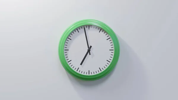 Reloj Verde Brillante Una Pared Blanca Las Seis Cincuenta Ocho — Foto de Stock