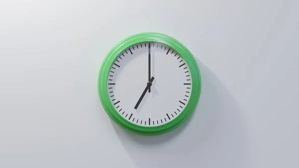 7時位置の白い壁に光沢のある緑の時計 時間は07 00または19 00です — ストック写真