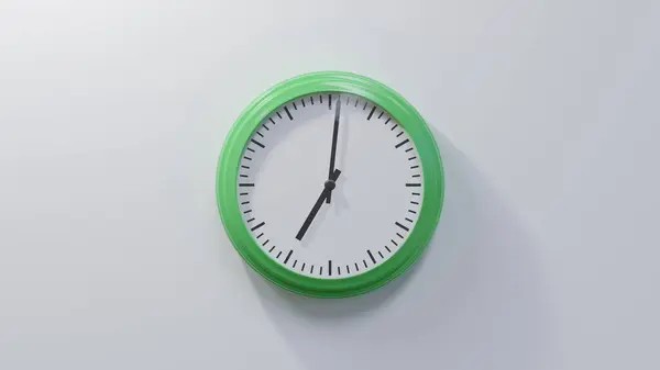 Reloj Verde Brillante Una Pared Blanca Las Siete Media Hora — Foto de Stock