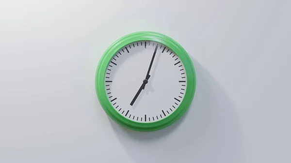 Reloj Verde Brillante Una Pared Blanca Las Siete Tres Hora — Foto de Stock