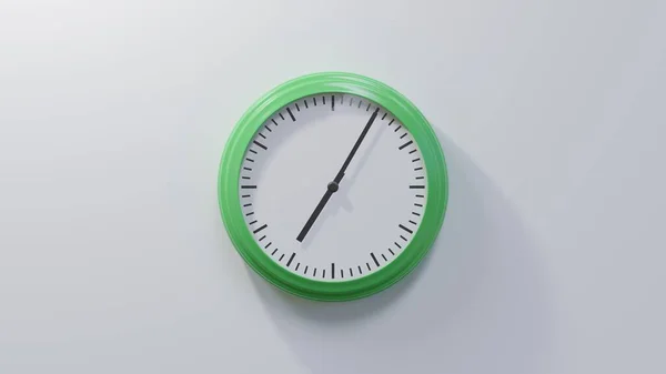 Błyszczący Zielony Zegar Białej Ścianie Pięć Siódmej Jest Lub — Zdjęcie stockowe