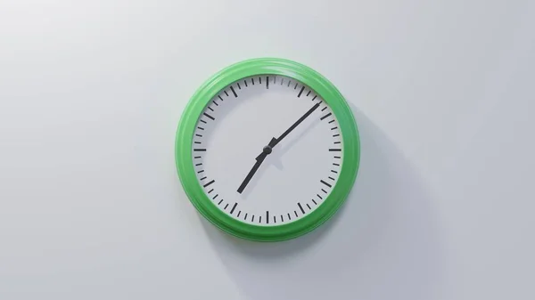 Relógio Verde Brilhante Numa Parede Branca Oito Sete Tempo — Fotografia de Stock