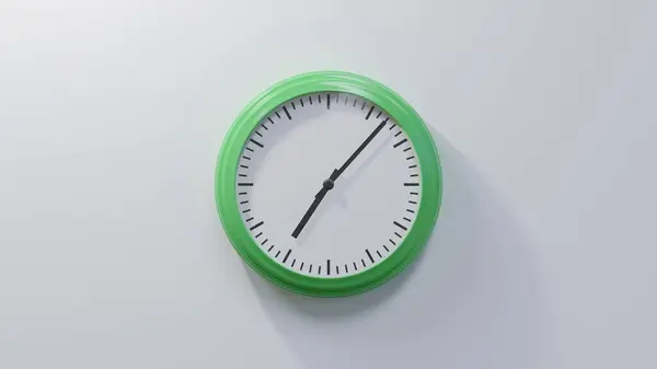 Glänzend Grüne Uhr Einer Weißen Wand Sieben Nach Sieben Ist — Stockfoto