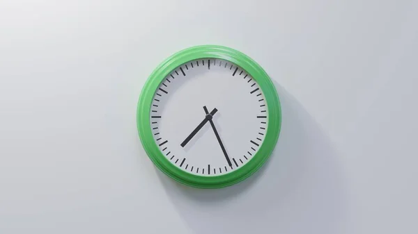 Orologio Verde Lucido Muro Bianco Alle Sette Ventisei Tempo — Foto Stock